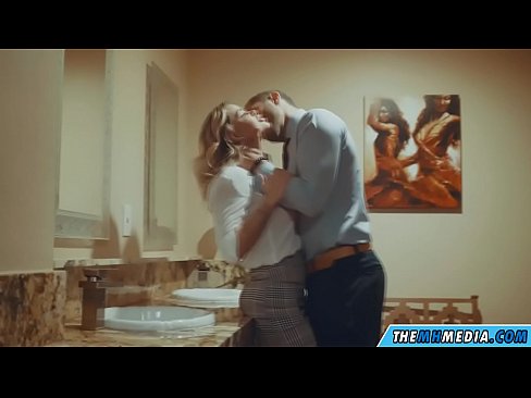 ❤️ Når en barmfagre blondine forfører deg på et offentlig toalett Porno ved no.https-tubsexer.ru ❌️